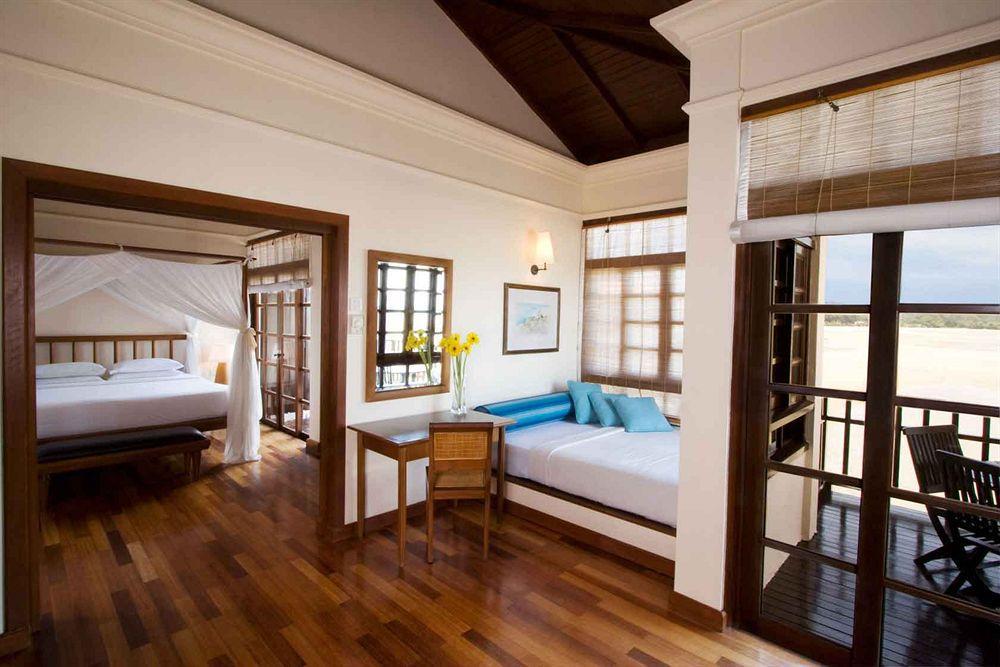 Hotel Avillion Port Dickson Exterior foto A room at the resort