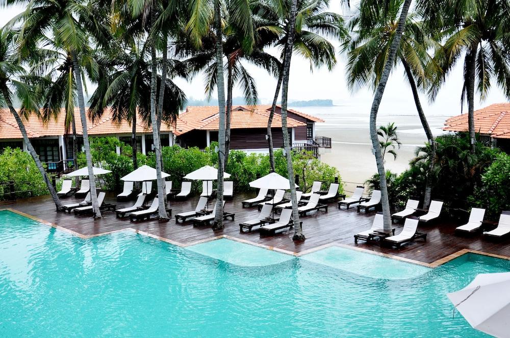 Hotel Avillion Port Dickson Exterior foto The swimming pool at the resort