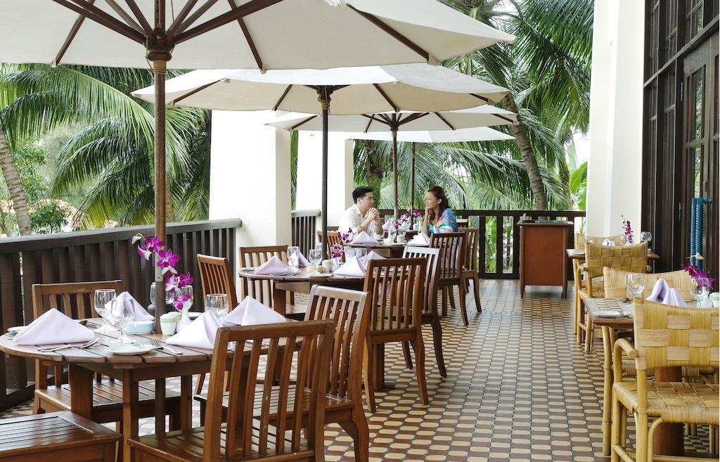 Hotel Avillion Port Dickson Exterior foto The restaurant at the hotel