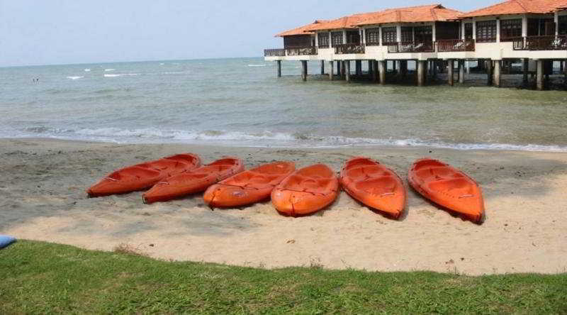 Hotel Avillion Port Dickson Exterior foto Kayaks at the beach