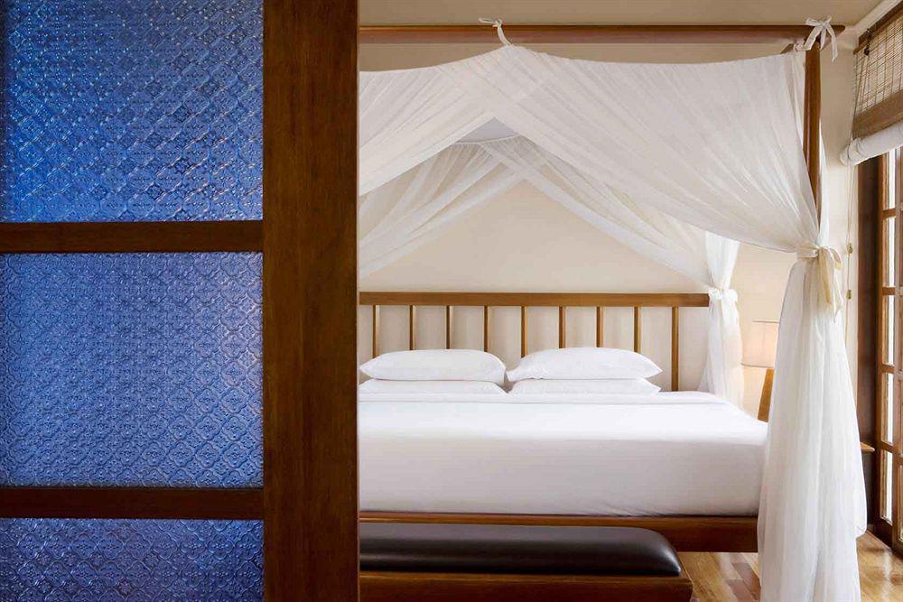 Hotel Avillion Port Dickson Exterior foto A bed with a mosquito net